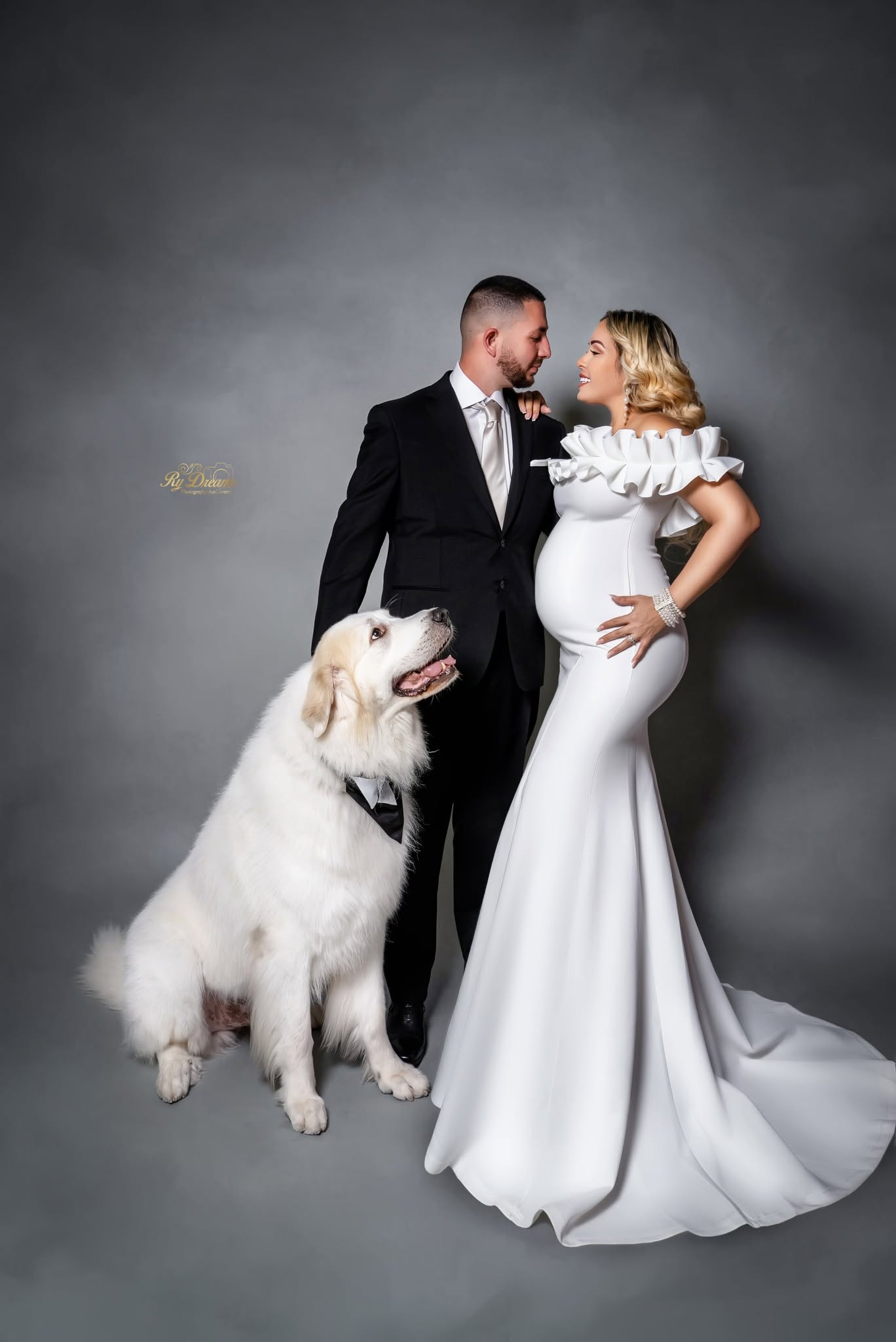 Sesión de maternidad con pareja y mascota