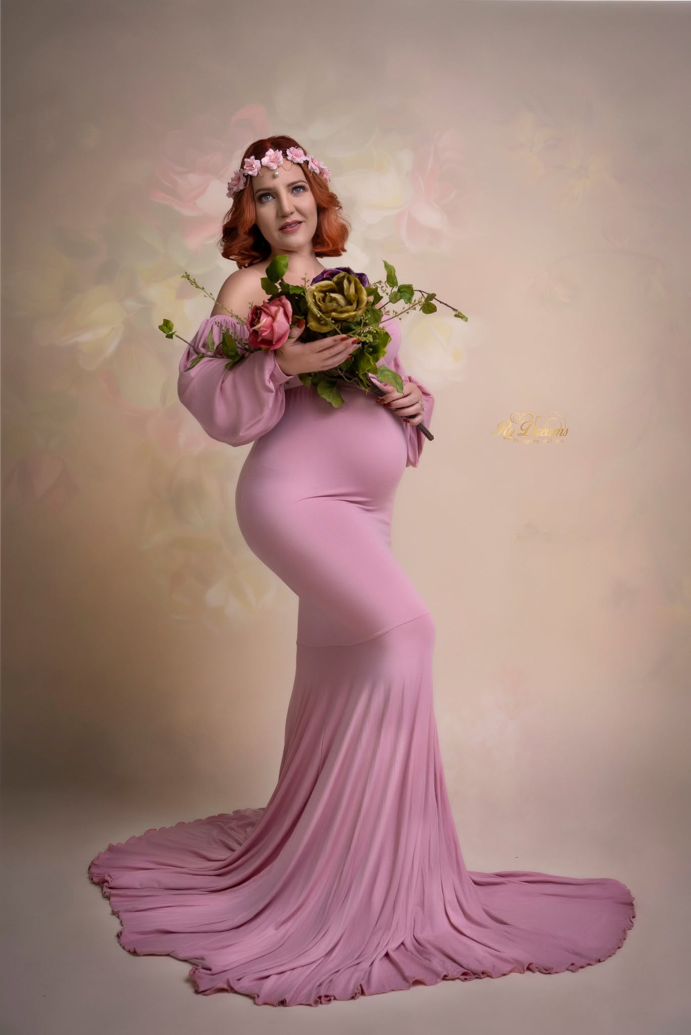 Mamá embarazada con vestido rosado y flores
