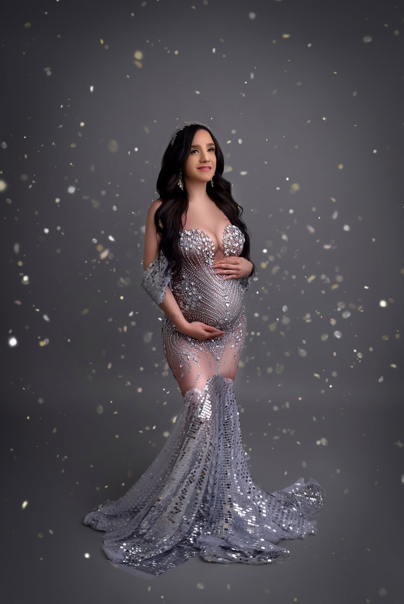 Maternidad glam en vestido plateado