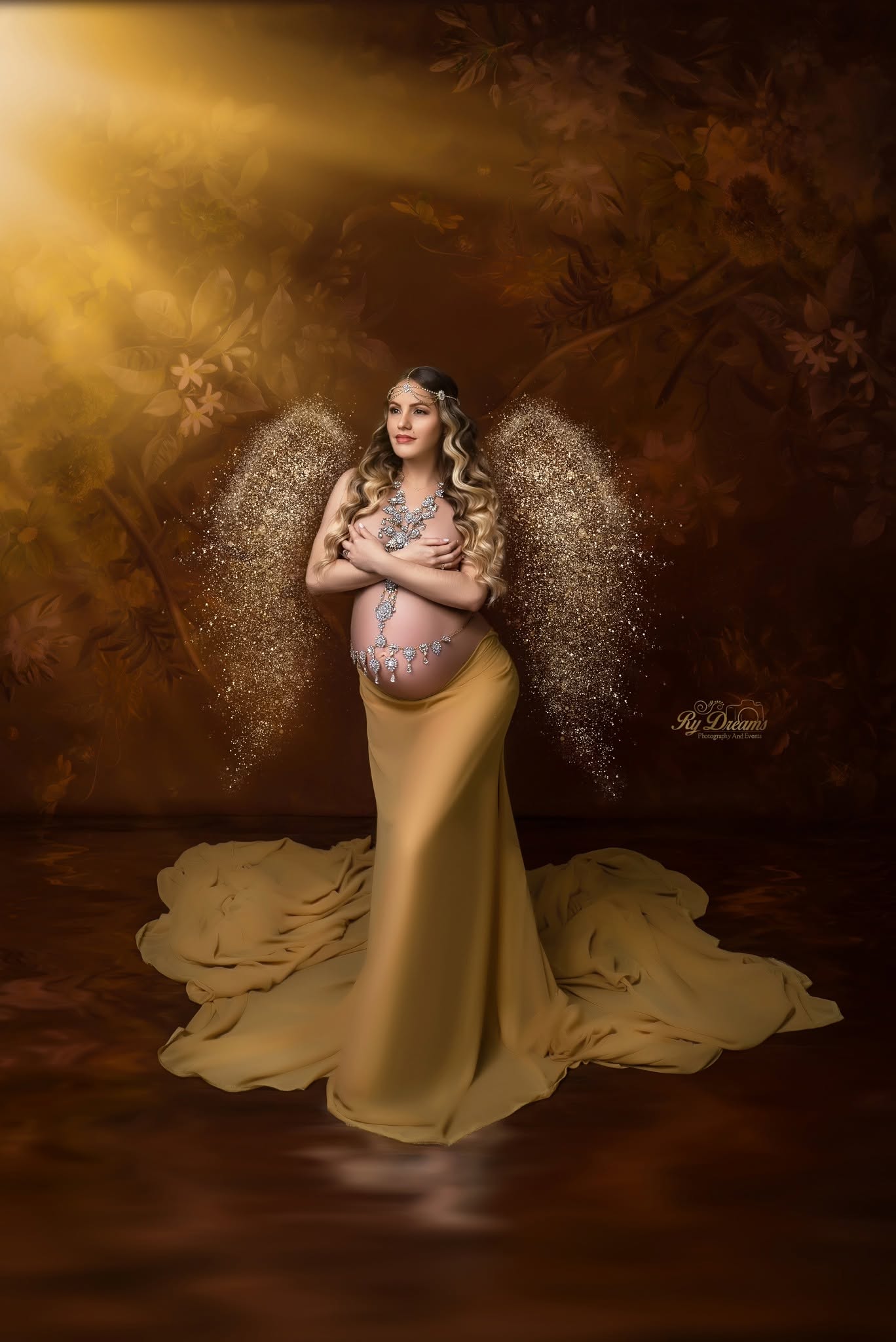 Maternidad glam con vestido dorado