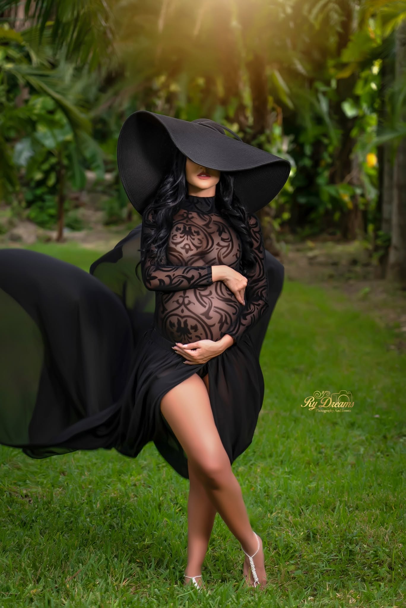 Maternidad con vestido negro en jardín