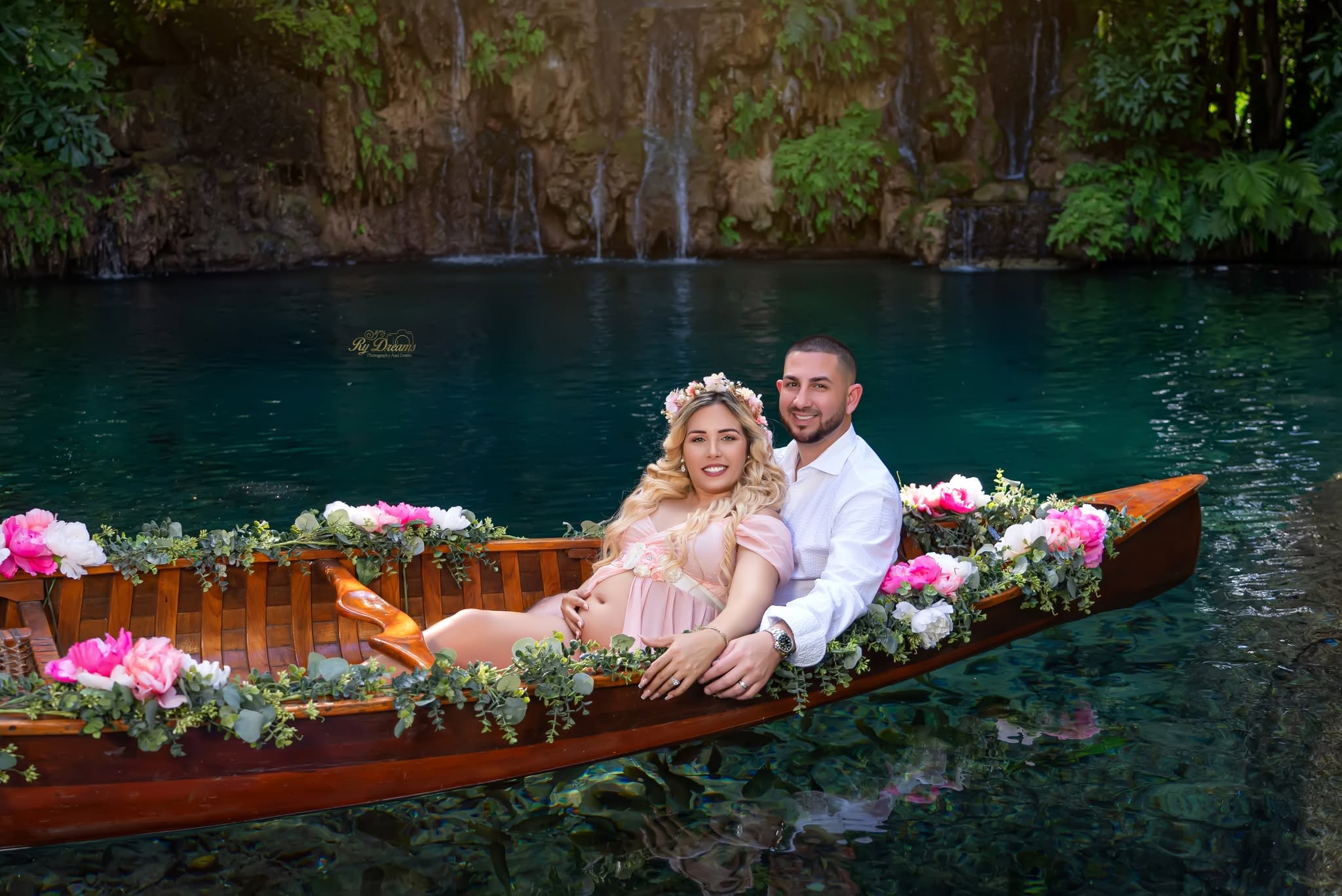 Sesión de maternidad en bote floral junto al agua