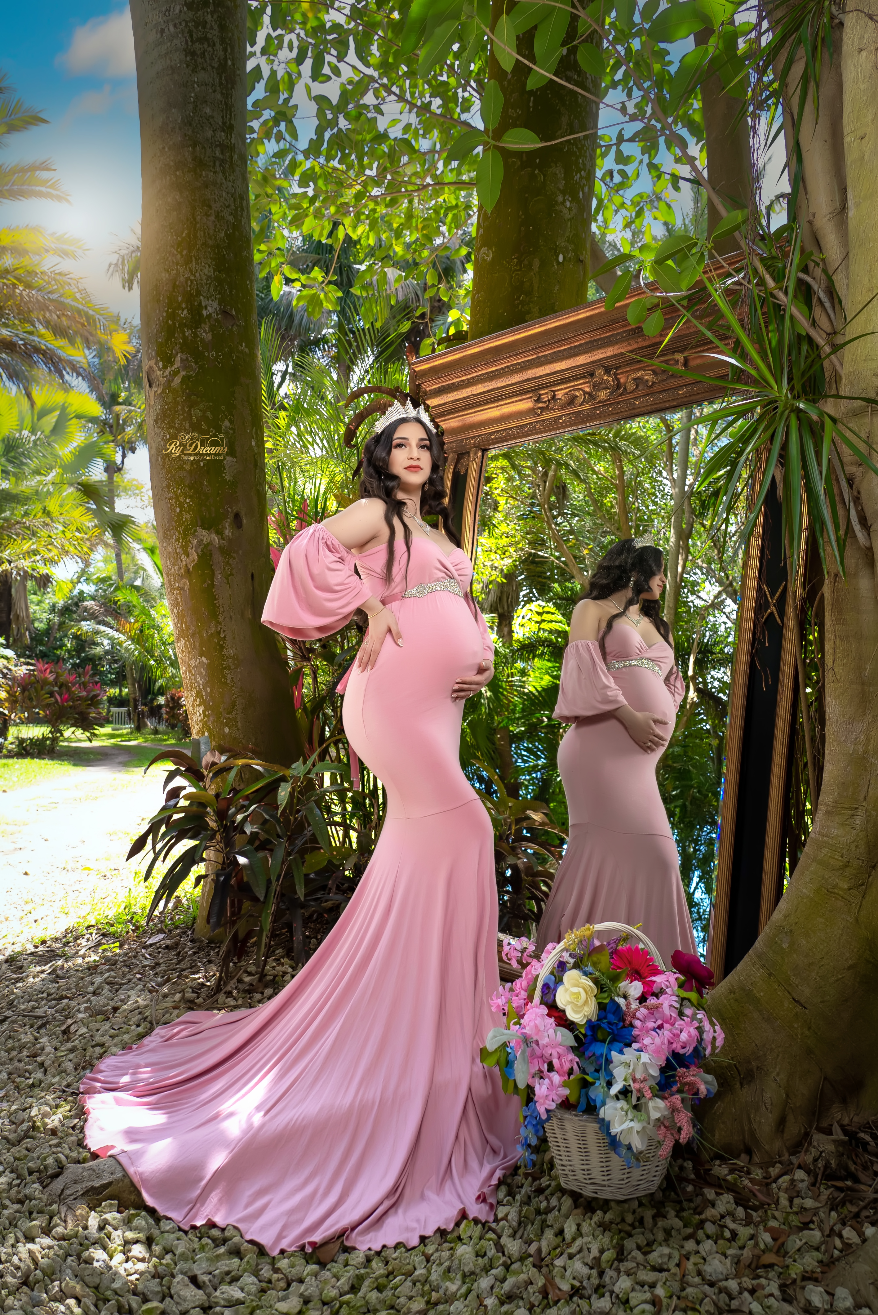 Maternidad en parque con vestido rosado y espejo