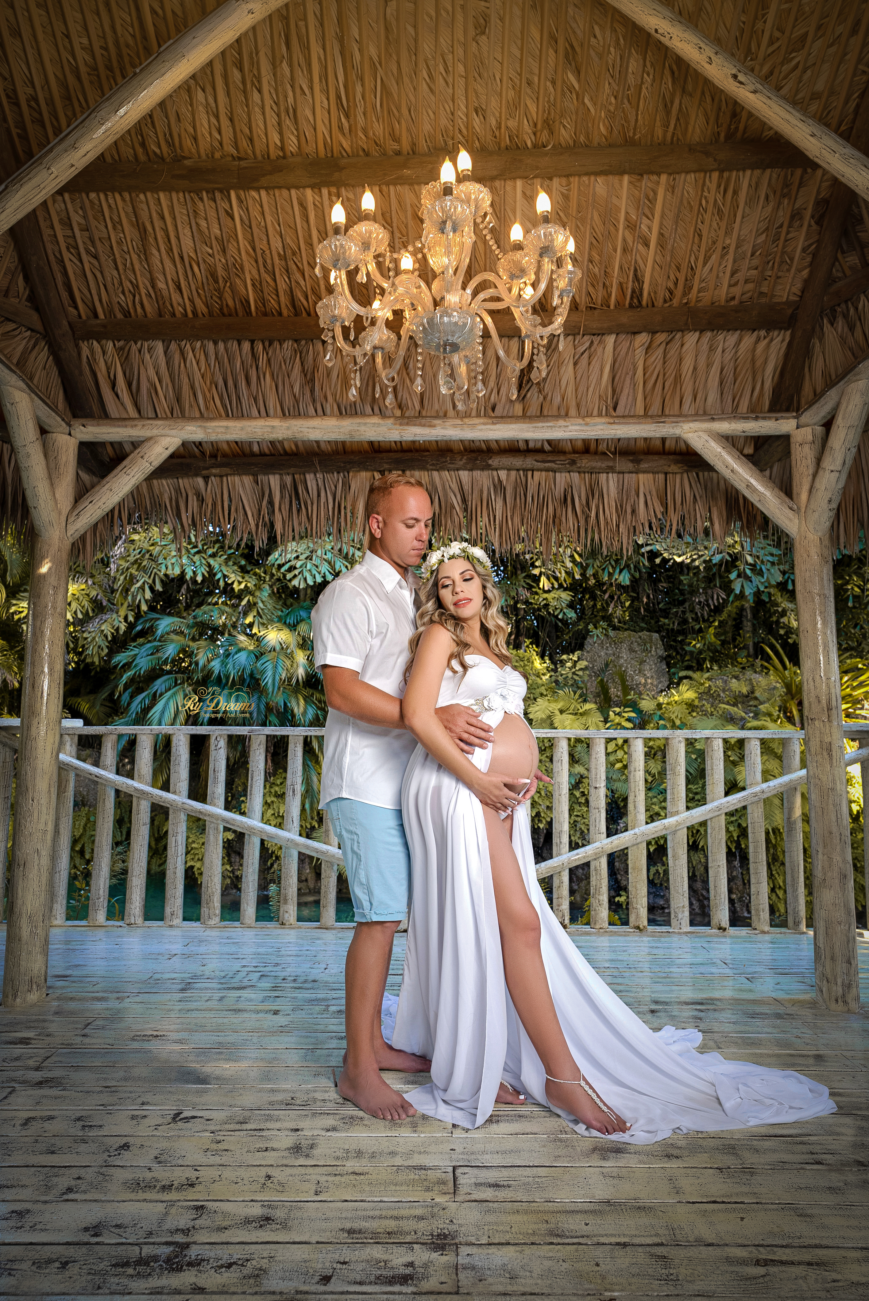 Sesión de maternidad con pareja en gazebo exterior
